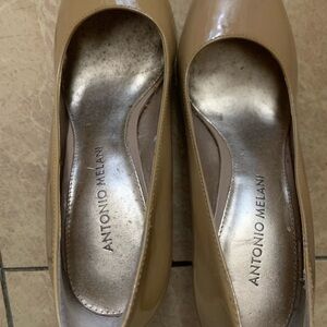 Antonio Melani Classic Tan Heels. Patten leather. New never worn